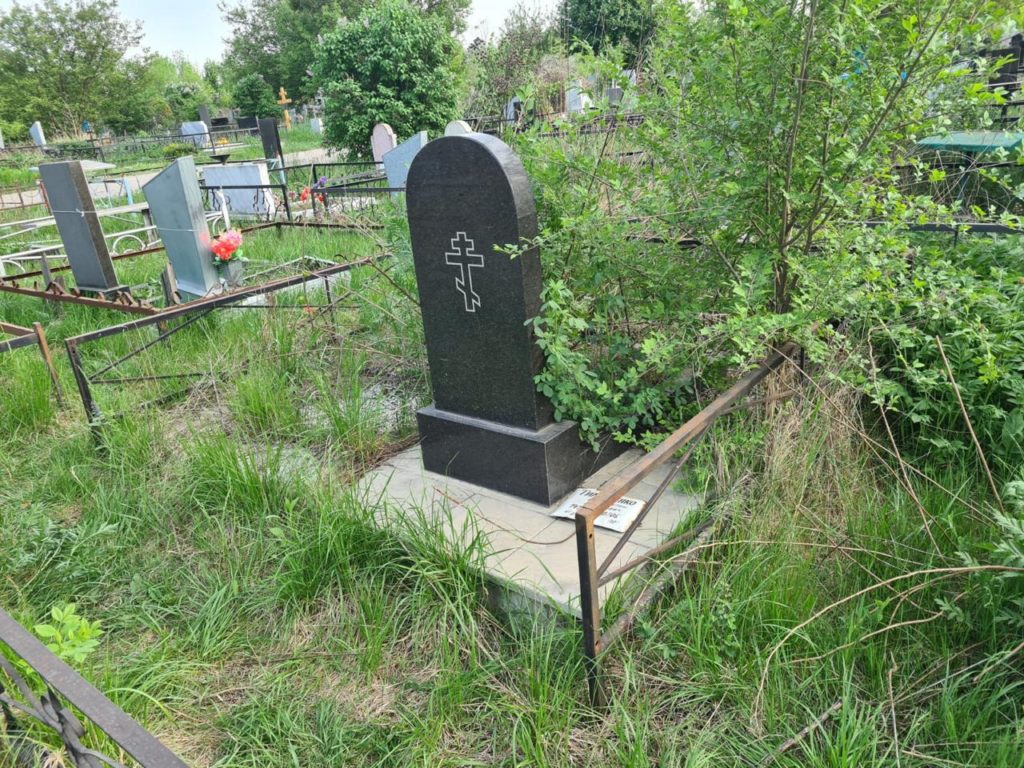 Порвать траву на могиле в Ростове на кладбище
