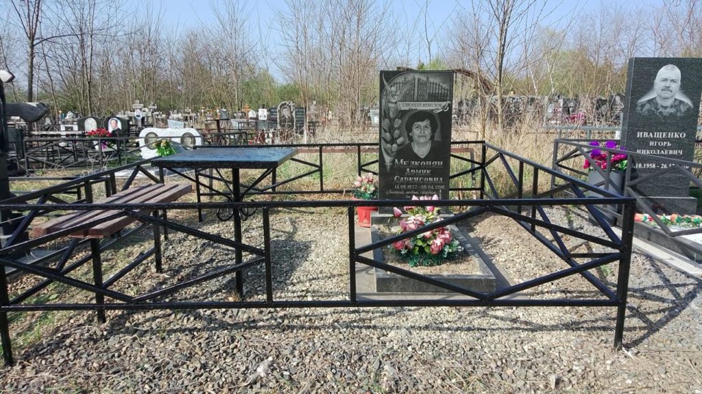 Уборка могил в Ростове